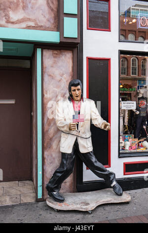 Statue d'Elvis sur le trottoir est titulaire d'un petit drapeau américain pour le défilé des anciens combattants de Nashville Banque D'Images