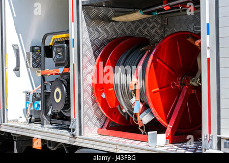 Les tuyaux d'incendie et d'autres équipements de lutte contre l'incendie à bord d'un camion d'incendie Banque D'Images