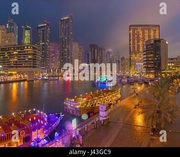 Dubaï, Émirats arabes unis - Mars 25, 2017 : La soirée de Marina promenade. Banque D'Images
