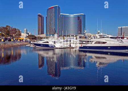 SAN DIEGO,CA,USA - 07 avril : San Diego Downtown Hotel et une marina à l'avant-plan sur avril 07,2014 à San Diego, Californie, USA. Banque D'Images