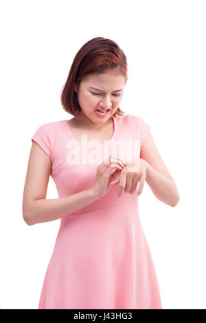 Femmes avec piqûre de moustique. Isolé sur blanc. Banque D'Images