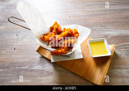 Encornets pané frit et sauce au cari et citron vert recette Banque D'Images