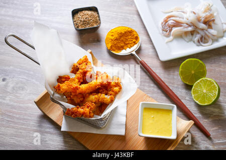 Encornets pané frit et sauce au cari et citron vert recette Banque D'Images