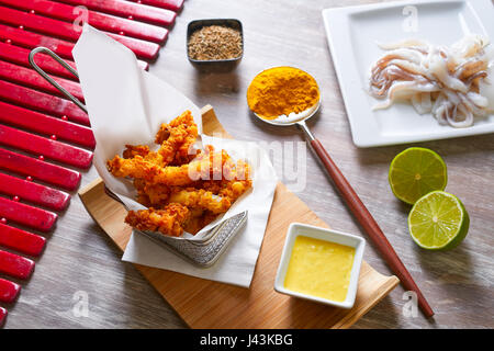 Encornets pané frit et sauce au cari et citron vert recette Banque D'Images