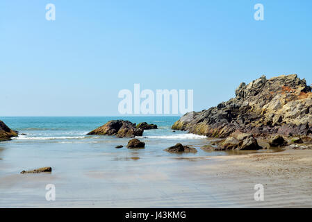 Rochers, mer et ciel bleu - Vagator beach, Inde, nord de Goa Banque D'Images