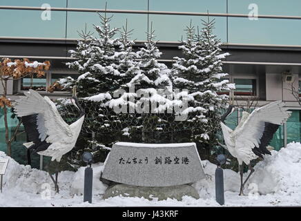Des statues d'animaux en face de l'aéroport.......Grue à couronne rouge (Grus japonensis) Kushiro, Hokkaido, Japon Mars Banque D'Images