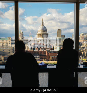 Silhouette de deux personnes bénéficiant d'un vin donnant sur la cathédrale St Paul et les toits de Londres Banque D'Images