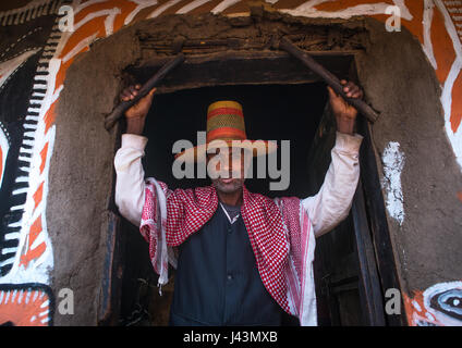 L'homme musulman éthiopien avec un chapeau debout devant sa maison, peint traditionnel Kembata Alaba, Kuito, Ethiopie Banque D'Images