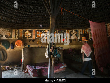 Musulmane éthiopienne homme dans sa maison traditionnelle peint et décoré, Kembata Alaba, Kuito, Ethiopie Banque D'Images