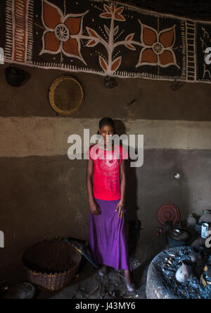 Ethiopian adolescente à l'intérieur de sa maison traditionnelle peint et décoré, Kembata Alaba, Kuito, Ethiopie Banque D'Images