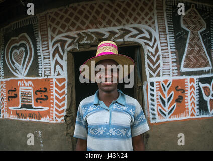 Homme éthiopien avec un chapeau debout devant sa maison, peint traditionnel Kembata Alaba, Kuito, Ethiopie Banque D'Images