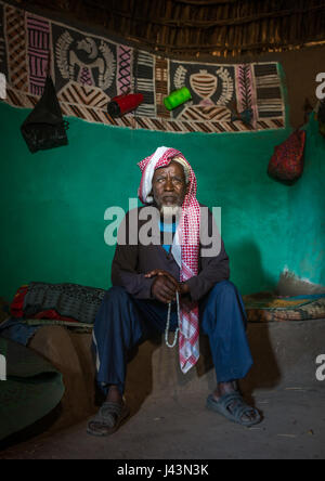 Musulmane éthiopienne homme dans sa maison traditionnelle peint et décoré, Kembata Alaba, Kuito, Ethiopie Banque D'Images