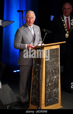 Le Prince de Galles parle aux invités dans l'Hélicon, un espace de performance, au cours d'une visite à la duchesse de Cornouailles au nouveau centre à Bellaghy, dédié à Seamus Heaney lors de leur visite à l'Irlande du Nord. Banque D'Images