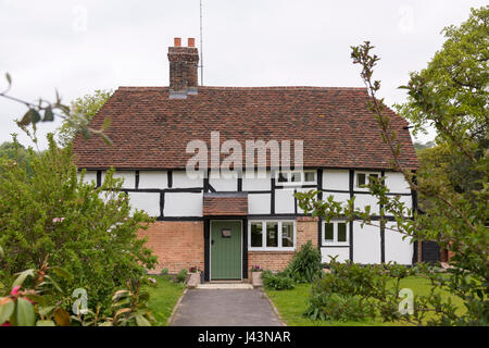 Un vieux cadre en bois chalet ou maison dans le Sussex UK Banque D'Images