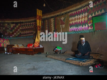 Ethiopian musulman prier à l'intérieur de son traditionnel peint et décoré maison, Kembata Alaba, Kuito, Ethiopie Banque D'Images