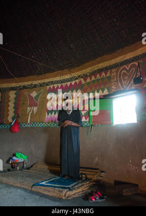 Ethiopian musulman prier à l'intérieur de son traditionnel peint et décoré maison, Kembata Alaba, Kuito, Ethiopie Banque D'Images