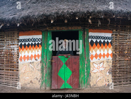 L'homme musulman éthiopien debout devant sa maison, peint traditionnel Kembata Alaba, Kuito, Ethiopie Banque D'Images