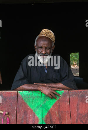 L'homme musulman éthiopien debout devant sa maison, peint traditionnel Kembata Alaba, Kuito, Ethiopie Banque D'Images