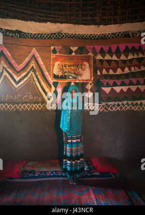 Ethiopian fille musulmane à l'intérieur de sa maison traditionnelle peint et décoré, Kembata Alaba, Kuito, Ethiopie Banque D'Images