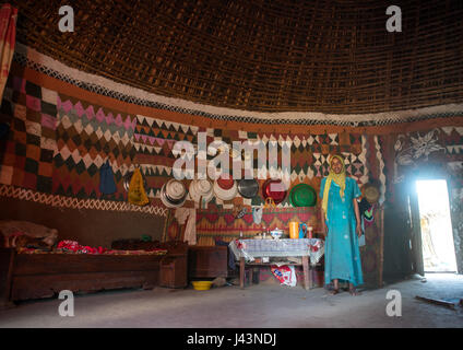 Femme éthiopienne à l'intérieur de sa maison traditionnelle peint et décoré, Kembata Alaba, Kuito, Ethiopie Banque D'Images