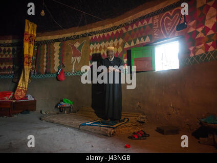 Ethiopian musulman prier à l'intérieur de son traditionnel peint et décoré maison, Kembata Alaba, Kuito, Ethiopie Banque D'Images