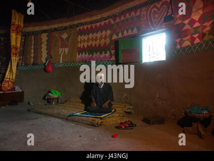 Ethiopian musulman prier à l'intérieur de son traditionnel peint et décoré maison, Kembata Alaba, Kuito, Ethiopie Banque D'Images