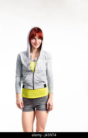 Attractive young woman in fitness sweat gris. Studio shot. Banque D'Images