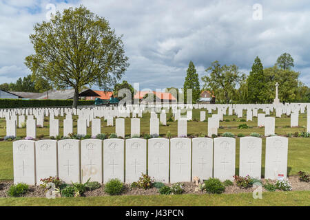 La tombe de plusieurs soldats Black Watch de fer au cimetière militaire Les étangs-réservoirs en Flandre sur le saillant de la Belgique Banque D'Images