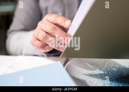 Homme Hand Holding Restaurant Menu pour mettre de l'ordre pour le déjeuner Banque D'Images