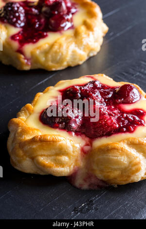 Crème vanille et fruits Berry Puff Pastry Dessert sur fond sombre Banque D'Images
