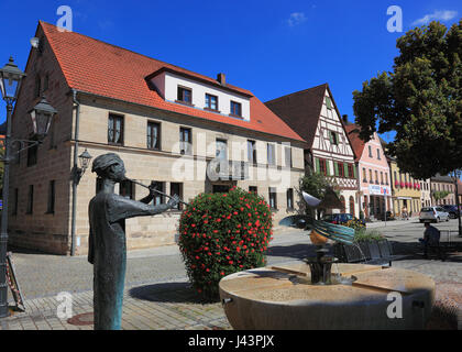 Framework maisons et fontaine de la Place de Ville, village de Heideck, district de Roth, cadre, Frameworkhouse, la jonction, Moyenne-franconie Banque D'Images