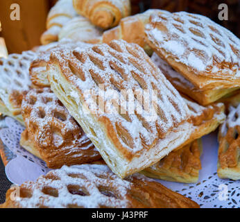 La pâte feuilletée avec la farce et les croissants Banque D'Images