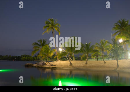 Plage de sable island à Camana Bay, illuminé la nuit par des lanternes, Grand Cayman, Cayman Islands Banque D'Images