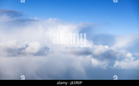 Cumulus blanc massif dans le ciel bleu, d'arrière-plan photo naturelle Banque D'Images