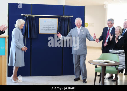 Le Prince de Galles et la duchesse de Cornouailles dévoilent une plaque à l'ouverture du nord-ouest au centre de cancérologie de l'hôpital Altnagelvin à Londonderry au cours de leur visite en Irlande du Nord. Banque D'Images