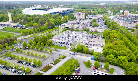 Leipzig, Allemagne. Apr 29, 2017. Dossier - Le Red Bull Arena et du stade, photographiés avec un drone au cours de la Bundesliga match entre RB Leipzig et FC Ingolstadt à Leipzig, Allemagne, 29 avril 2017. Photo : Jan Woitas/dpa-Zentralbild/dpa/Alamy Live News Banque D'Images