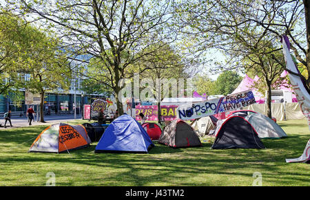 Brighton, UK. 9 mai, 2017. Un groupe de personnes sans-abri ont établi leur camp dans la région de Victoria Gardens Brighton à côté de la dame des garçons de Bankok show . Le groupe ont été récemment expulsés de l'Université de Brighton en construction à proximité de la rue du cirque qui est due pour le réaménagement, mais qui a récemment été mis en attente Crédit : Simon Dack/Alamy Live News Banque D'Images