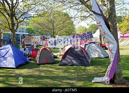 Brighton, UK. 9 mai, 2017. Un groupe de personnes sans-abri ont établi leur camp dans la région de Victoria Gardens Brighton à côté de la dame des garçons de Bankok show . Le groupe ont été récemment expulsés de l'Université de Brighton en construction à proximité de la rue du cirque qui est due pour le réaménagement, mais qui a récemment été mis en attente Crédit : Simon Dack/Alamy Live News Banque D'Images