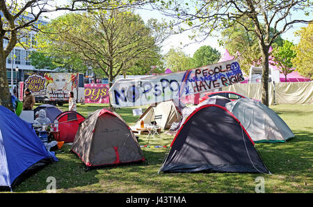 Brighton, UK. 9 mai, 2017. Un groupe de personnes sans-abri ont établi leur camp dans la région de Victoria Gardens Brighton à côté de la dame des garçons de Bankok show . Le groupe ont été récemment expulsés de l'Université de Brighton en construction à proximité de la rue du cirque qui est due pour le réaménagement, mais qui a récemment été mis en attente Crédit : Simon Dack/Alamy Live News Banque D'Images