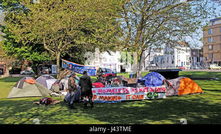 Brighton, UK. 9 mai, 2017. Un groupe de personnes sans-abri ont établi leur camp dans la région de Victoria Gardens Brighton à côté de la dame des garçons de Bankok show . Le groupe ont été récemment expulsés de l'Université de Brighton en construction à proximité de la rue du cirque qui est due pour le réaménagement, mais qui a récemment été mis en attente Crédit : Simon Dack/Alamy Live News Banque D'Images