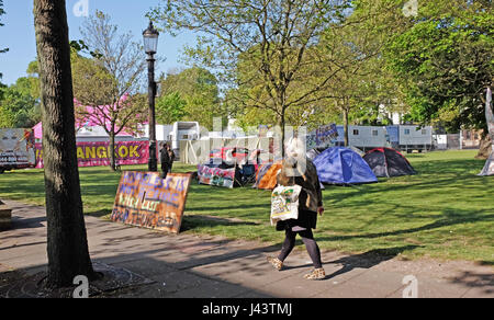 Brighton, UK. 9 mai, 2017. Un groupe de personnes sans-abri ont établi leur camp dans la région de Victoria Gardens Brighton à côté de la dame des garçons de Bankok show . Le groupe ont été récemment expulsés de l'Université de Brighton en construction à proximité de la rue du cirque qui est due pour le réaménagement, mais qui a récemment été mis en attente Crédit : Simon Dack/Alamy Live News Banque D'Images