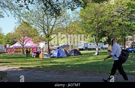 Brighton, UK. 9 mai, 2017. Un groupe de personnes sans-abri ont établi leur camp dans la région de Victoria Gardens Brighton à côté de la dame des garçons de Bankok show . Le groupe ont été récemment expulsés de l'Université de Brighton en construction à proximité de la rue du cirque qui est due pour le réaménagement, mais qui a récemment été mis en attente Crédit : Simon Dack/Alamy Live News Banque D'Images