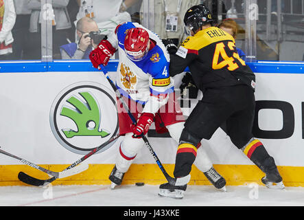 Vladislav GAVRIKUV, RUS 4 lutte pour la rondelle contre Yasin EHLIZ, DEB 42 avec rondelle d'action unique, la libération, l'ensemble du corps, guide, gifle coup, technique, tirer, Allemagne - Russie 3-6 Hockey sur glace Coupe du Monde 2017, l'Allemagne, DEB , Cologne, Allemagne, 08 mai 2017 © Peter Schatz / Alamy Live News Banque D'Images