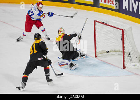 Nikita GOUSSEV, RUS 97 Uhr buts contre Thomas GREISS, DEB Torwart 1 Les Islanders de New York (NHL) Allemagne - Russie 3-6 Hockey sur glace Coupe du Monde 2017, l'Allemagne, DEB , Cologne, Allemagne, 08 mai 2017 © Peter Schatz / Alamy Live News Banque D'Images