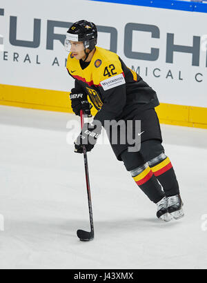 Yasin EHLIZ, DEB 42 avec rondelle d'action unique, la libération, l'ensemble du corps, guide, gifle coup, technique, tirer, Allemagne - Russie 3-6 Hockey sur glace Coupe du Monde 2017, l'Allemagne, DEB , Cologne, Allemagne, 08 mai 2017 © Peter Schatz / Alamy Live News Banque D'Images