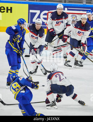 Victor RASK, SWE 49 slap-shot, Victor HEDMAN, SWE 77 Brock , NELSON, USA 29 , Danny DEKEYSER, USA 65 , Connor MURPHY, USA 5 seule action avec rondelle, la libération, l'ensemble du corps, guide, gifle coup, technique, tirer, USA - SUÈDE 4-3 Championnats du monde de hockey sur glace 2017, l'Allemagne, DEB , Cologne, Allemagne, 08 mai 2017 © Peter Schatz / Alamy Live News Banque D'Images