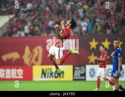 Guangzhou, la province chinoise du Guangdong. 9 mai, 2017. Ricardo Goulart de Chine Guangzhou Evergrande FC du célèbre après avoir marqué pendant la journée 6 match contre la Corée du Sud, Suwon Samsung Bluewings lors de la Ligue des Champions de l'AFC 2017 à Guangzhou, capitale du sud de la province chinoise du Guangdong, le 9 mai 2017. Credit : Liu Dawei/Xinhua/Alamy Live News Banque D'Images