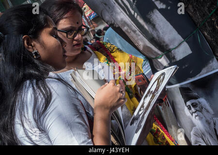 Kolkata, Inde. 9 mai, 2017. Les filles indiennes acheter photos de Rabindranath Tagore au cours de la célébration de la 156e anniversaire de la naissance de Rabindranath Tagore à Calcutta, capitale de l'Est de l'état indien du Bengale occidental, le 9 mai 2017. Tagore a été la première Asiatique à remporter le Prix Nobel pour son recueil de poèmes 'Geetanjali' en 1913. Credit : Tumpa Mondal/Xinhua/Alamy Live News Banque D'Images