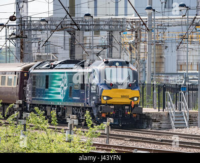 Warrington. UK. 09 mai 2017. La classe 88 Lancement VIP le train Belmond Northern Belle excursions ferroviaires de luxe de Londres Euston à Carlisle et retour vu passant par Warrington à midi aujourd'hui. La tournée a été pour célébrer dix nouveaux services ferroviaires directes vers l'état de l'art 88 locomotives de classe double de Stadler Rail. Crédit : John Davidson Photos/Alamy Live News Banque D'Images