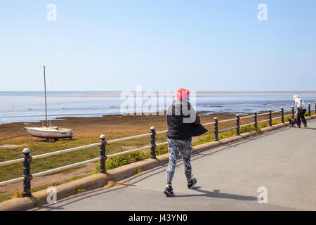 Lytham St Annes on Sea, Lancashire. Météo britannique. 9 mai, 2017. Seafield Road, église, Scar The Fylde. Un ciel bleu, ensoleillé pour la journée, en tant que résidents et vacanciers profiter de la mer et de la promenade dans cette ville du Lancashire donnant sur la mer d'Irlande. et de l'estuaire de Ribble. /AlamyLiveNews MediaWorldImages crédit ; Banque D'Images